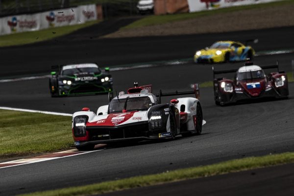 6H Fuji, EL2 : les Toyota en ordre inversé devant une Peugeot