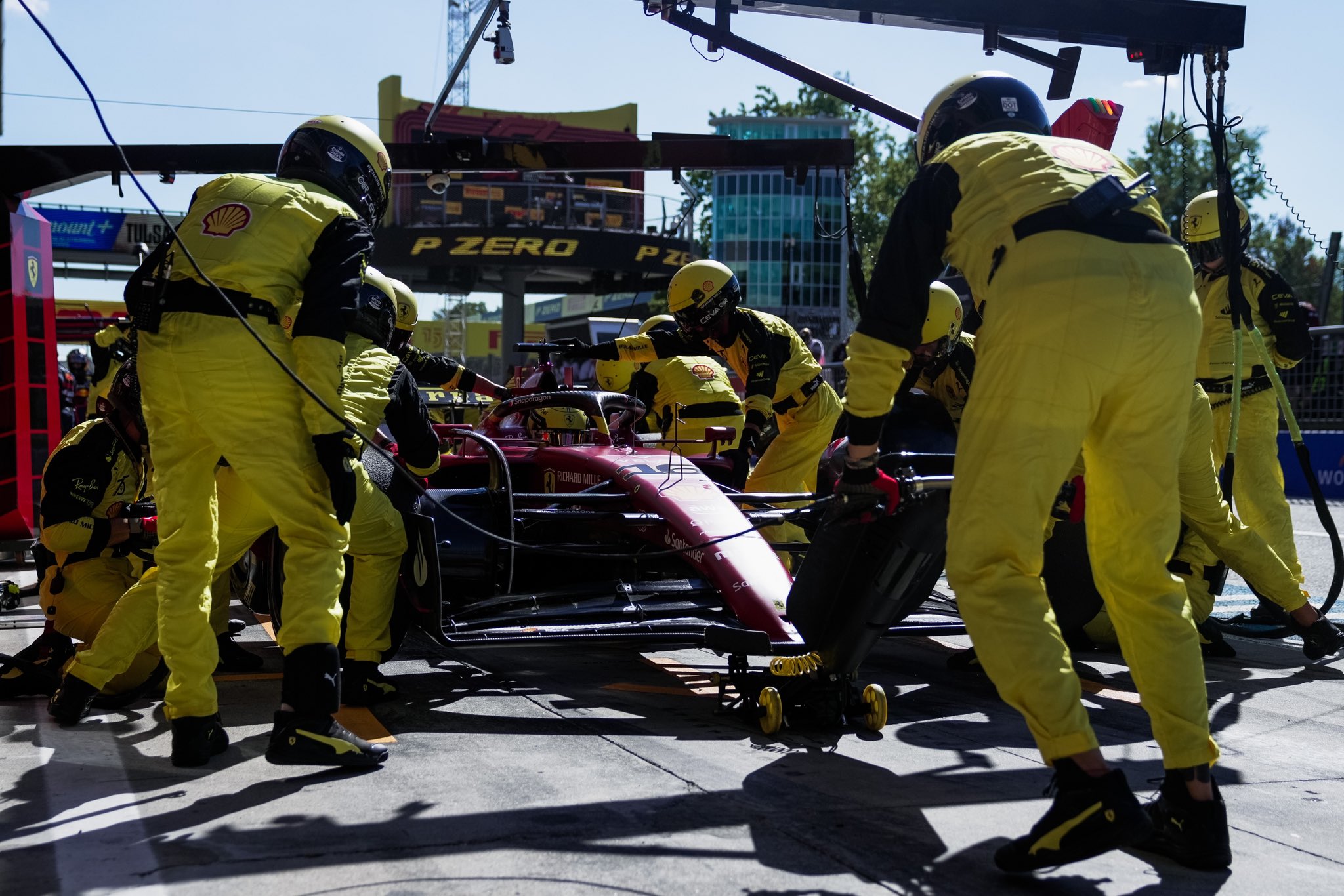 Le premier arrêt aux stands de Leclerc pendant le Grand Prix d'Italie 2022