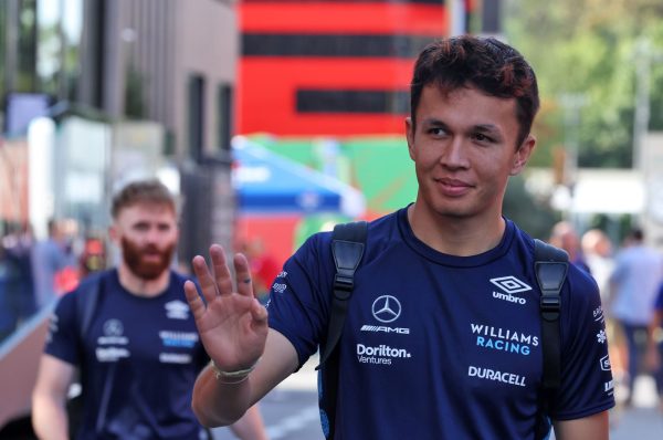 Après des complications post-opératoires, Albon va mieux