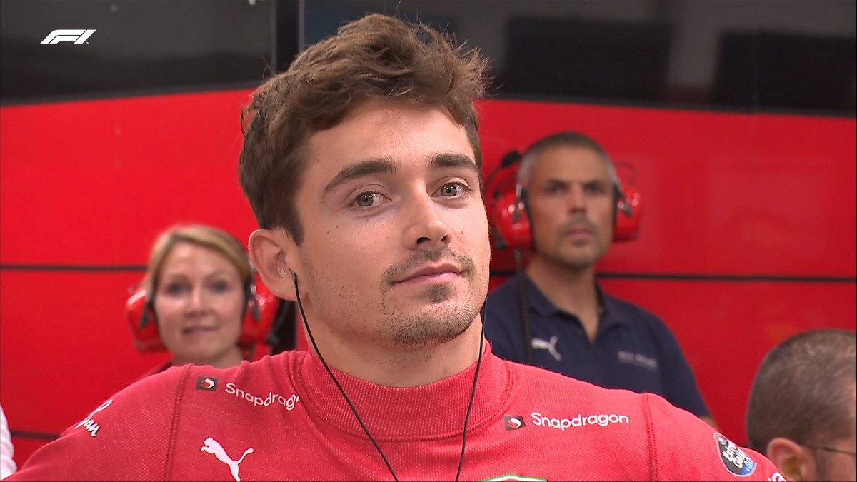 Charles Leclerc attend dans le box Ferrari