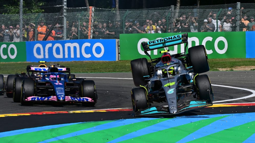 Contact entre l'Alpine d'Alonso et la Mercedes d'Hamilton au Grand Prix de Belgique 2022