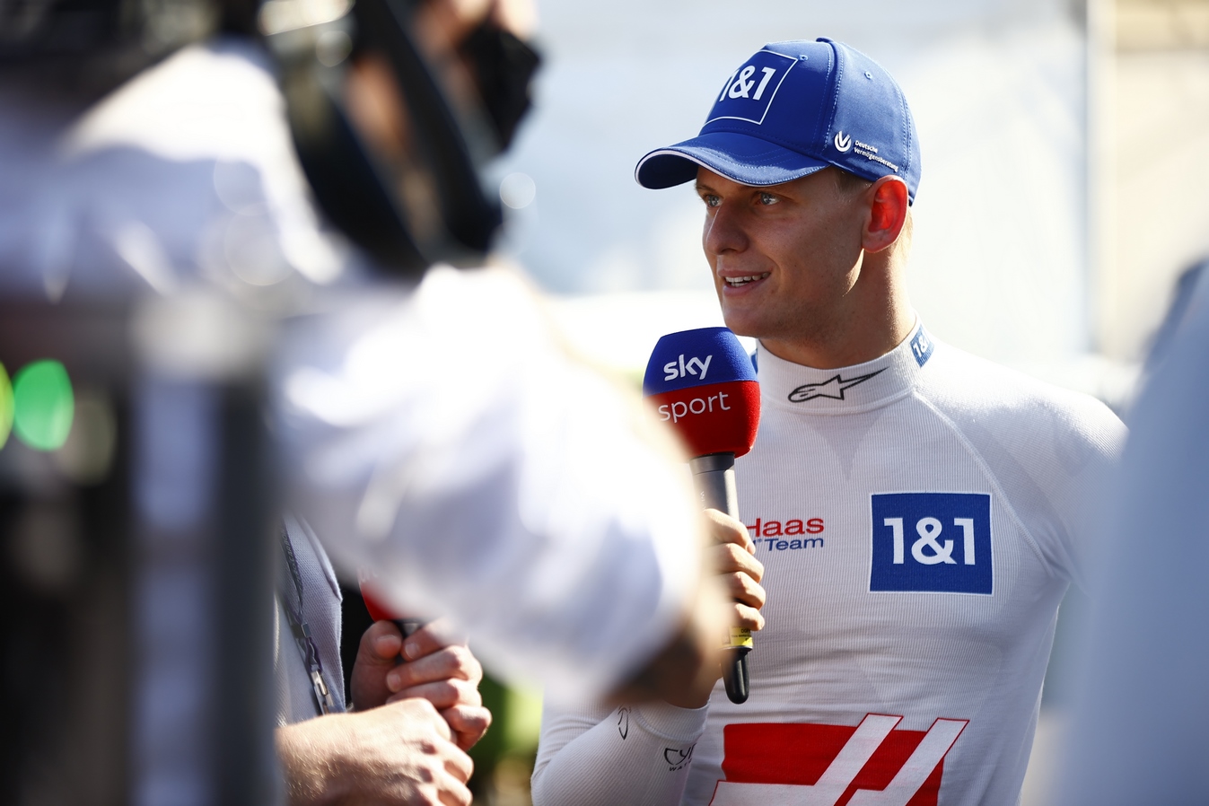 Mick Schumacher répondant aux questions dans le paddock de Zandvoort au Grand Prix des Pays-Bas 2022
