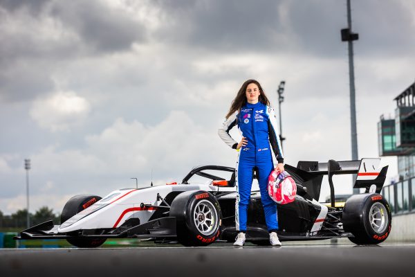 Abbi Pulling teste pour la première fois une Formule 3