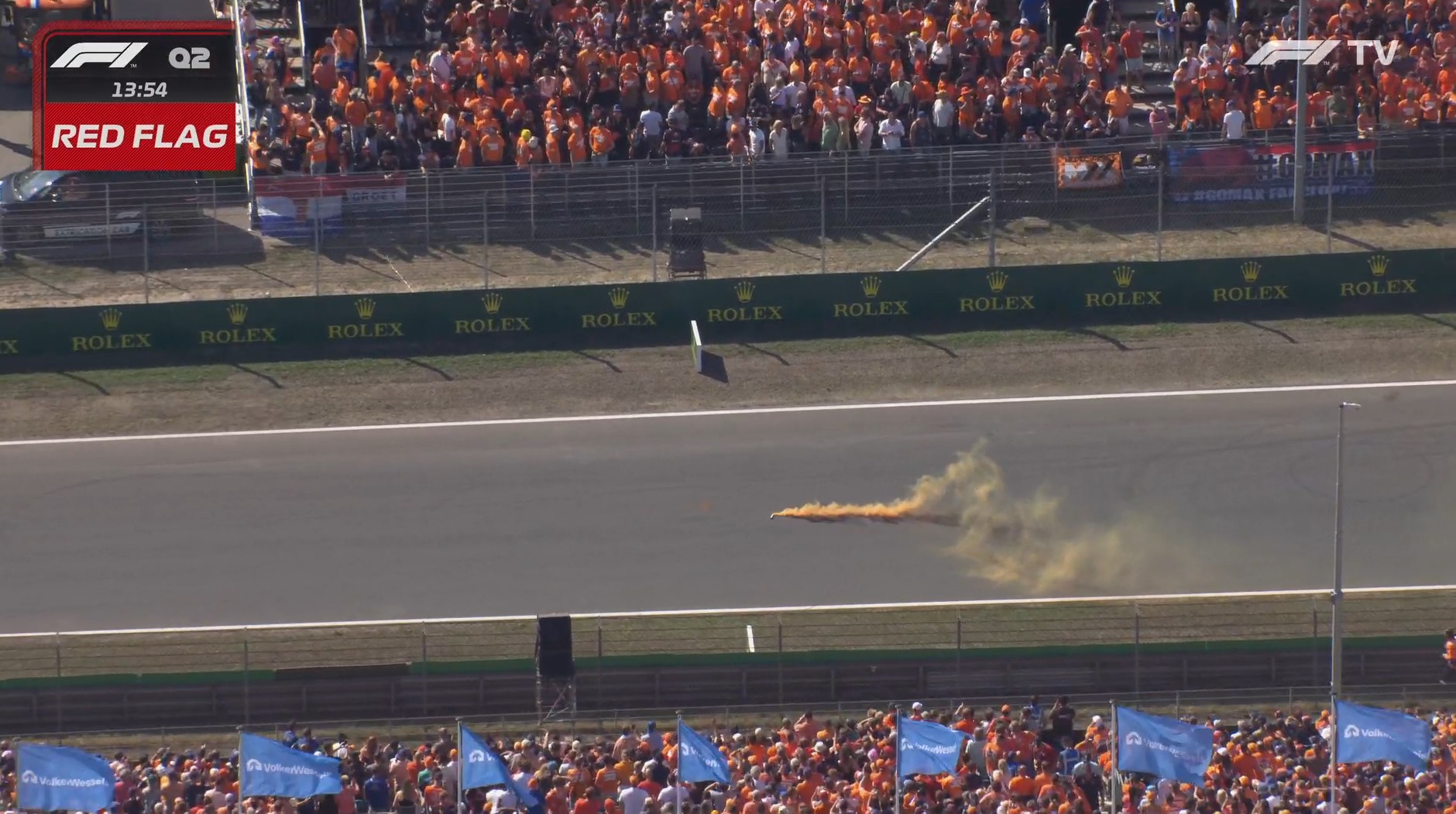 Un fumigène en piste, lancé par un spectateur au Grand Prix des Pays-Bas 2022