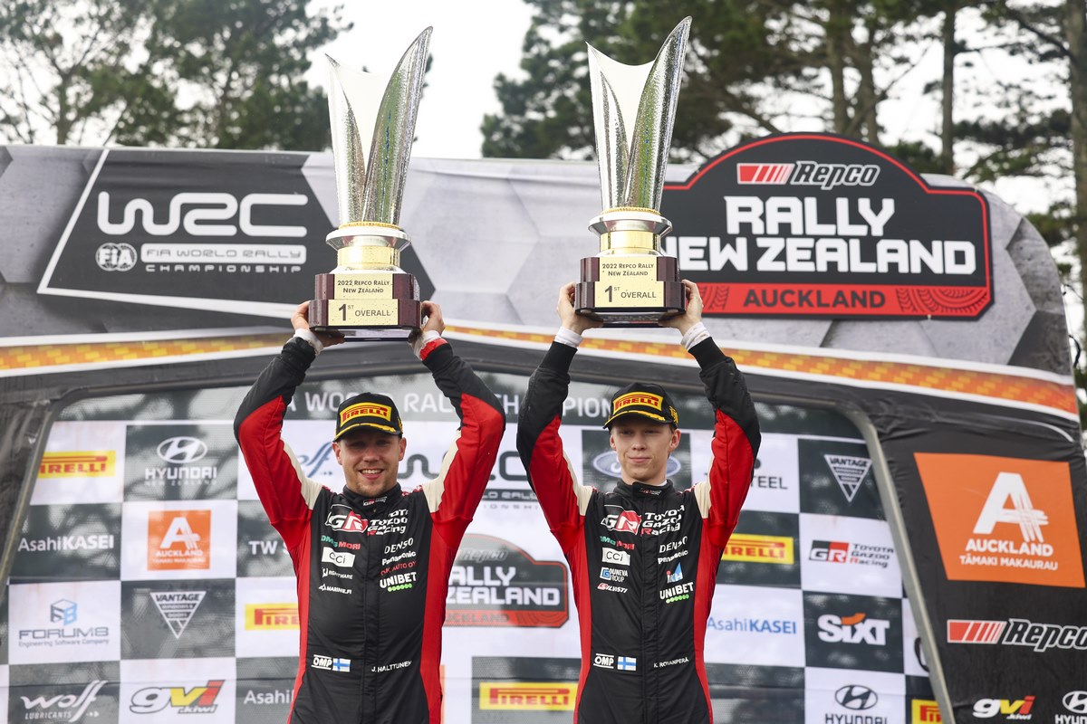 Kalle Rovanperä et Jonne Halttunen vainqueurs sur le podium du Rallye de Nouvelle-Zélande 2022