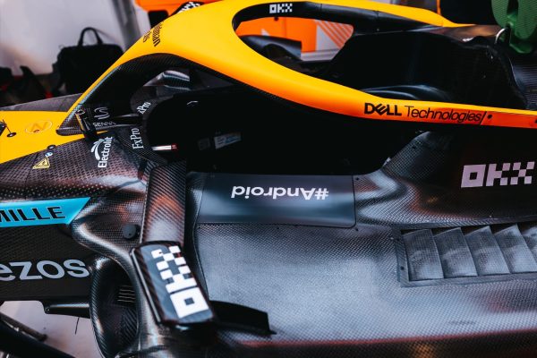 McLaren aura des panneaux LCD sur sa MCL36 à Austin