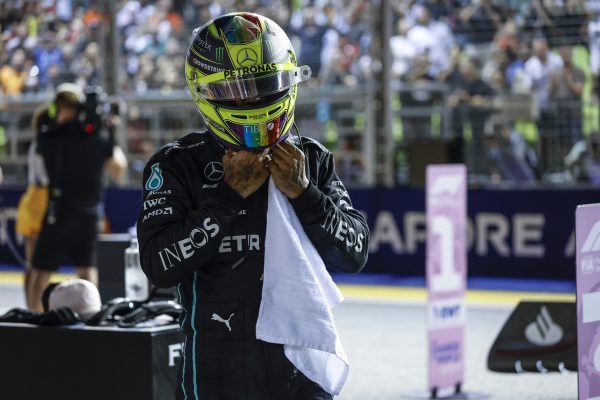 Hamilton manque la pole de très peu à Singapour