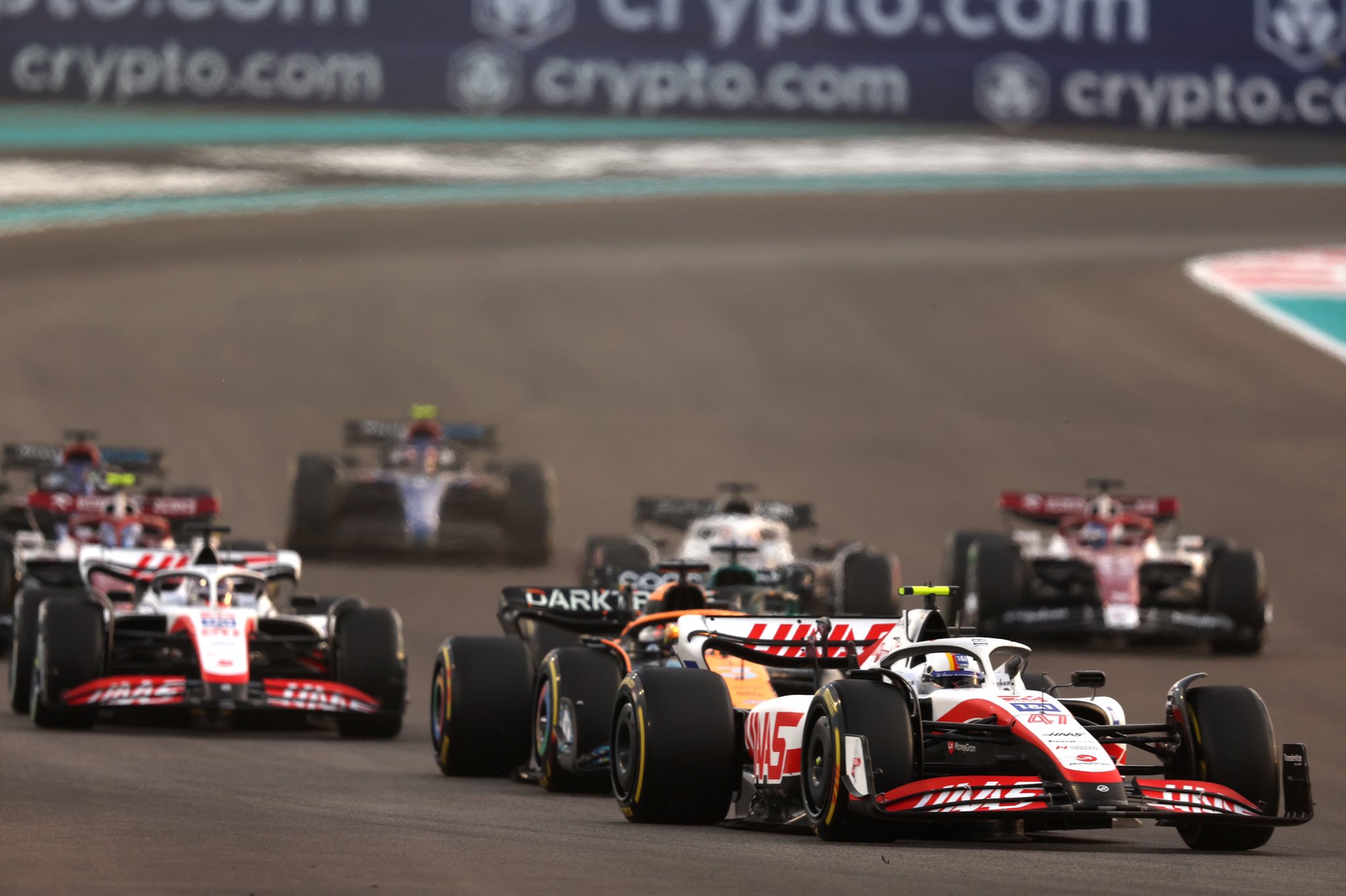 Les Haas dans le peloton au départ du GP d'Abu Dhabi 2022