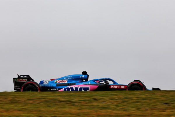 Alonso fautif du contact, il accable quand même Ocon