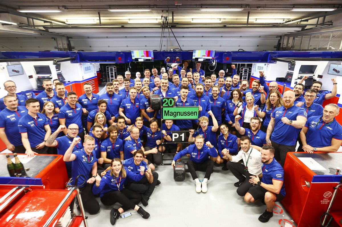 Toute l'équipe Haas F1 Team réunie dans le garage après la pole positon de Magnussen au GP de Sao Paulo 2022