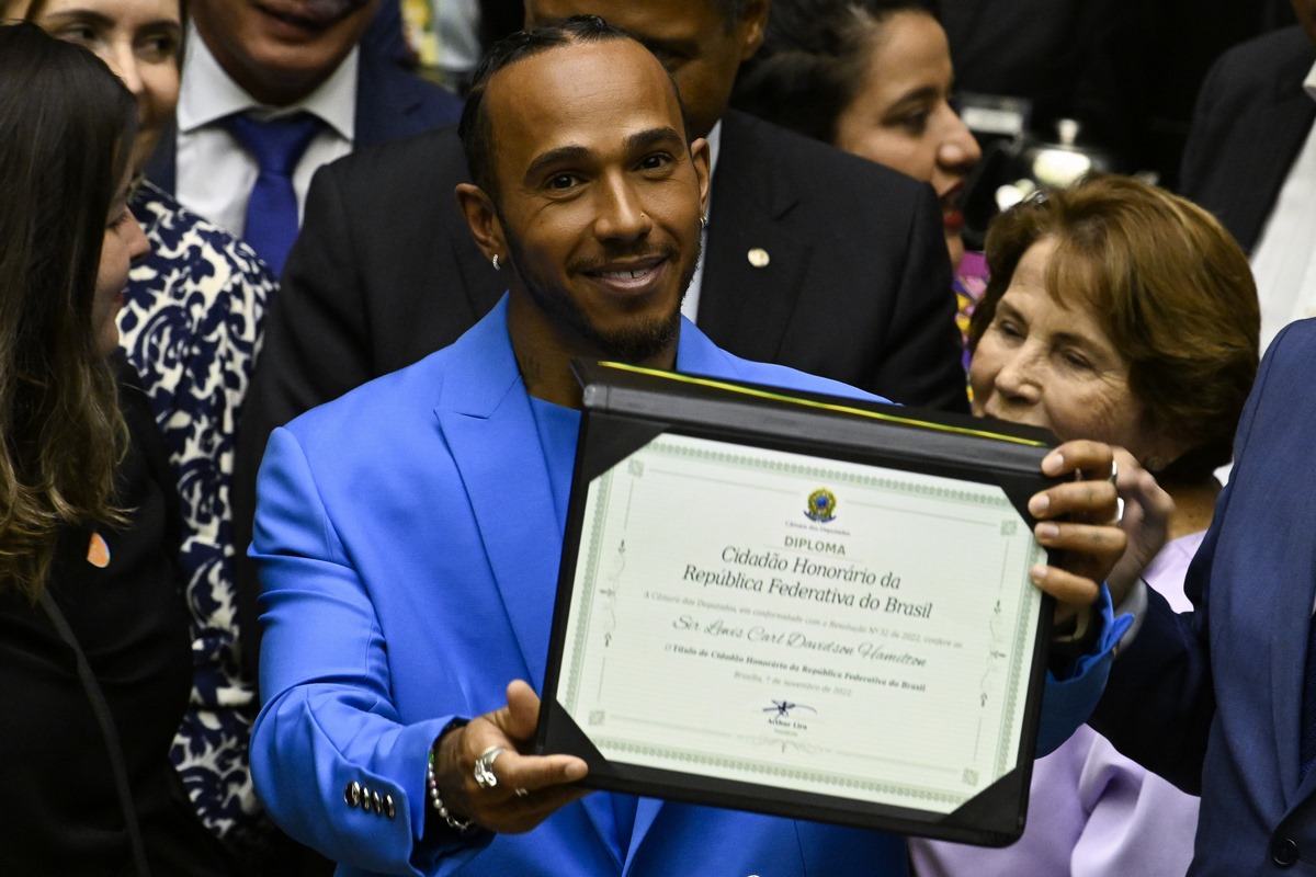 Lewis Hamilton qui reçoit le prix du citoyen d'honneur du Brésil