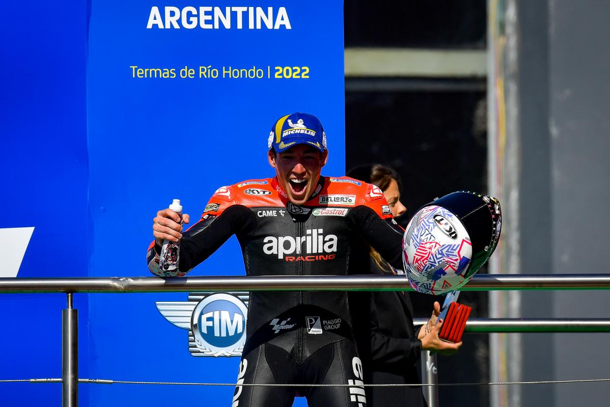 Aleix Espargaro sul podio in Argentina dopo la vittoria in MotoGP
