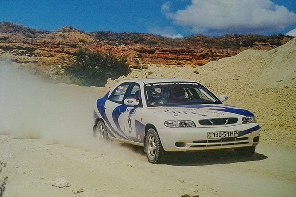 Daewoo Nubira sur une pistes de rallye