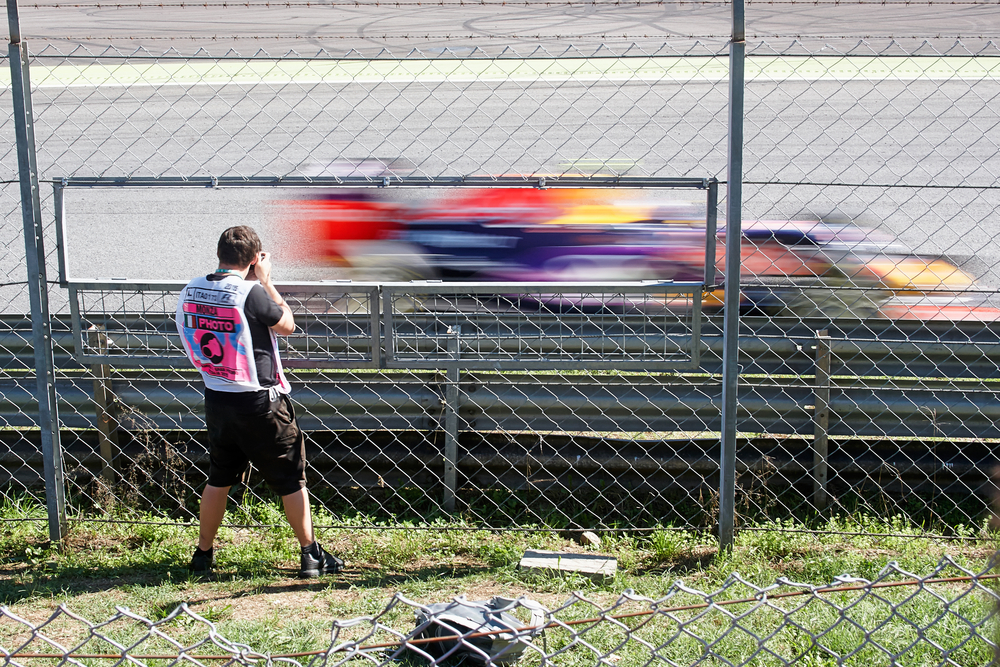 Photographe devant le cirucit de Monza pendant une course de F1