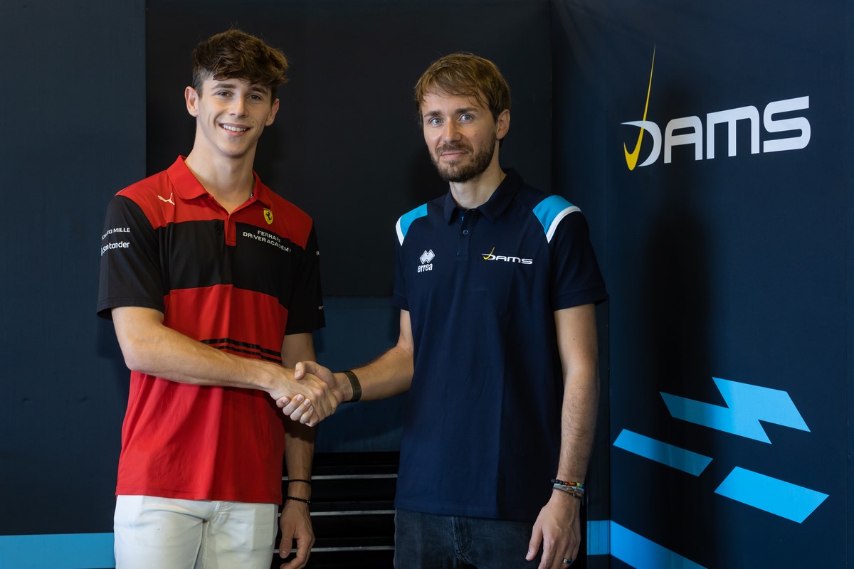 Arthur Leclerc et Charles Pic se serrent la main pour la signature du contrat chez DAMS en FIA F2
