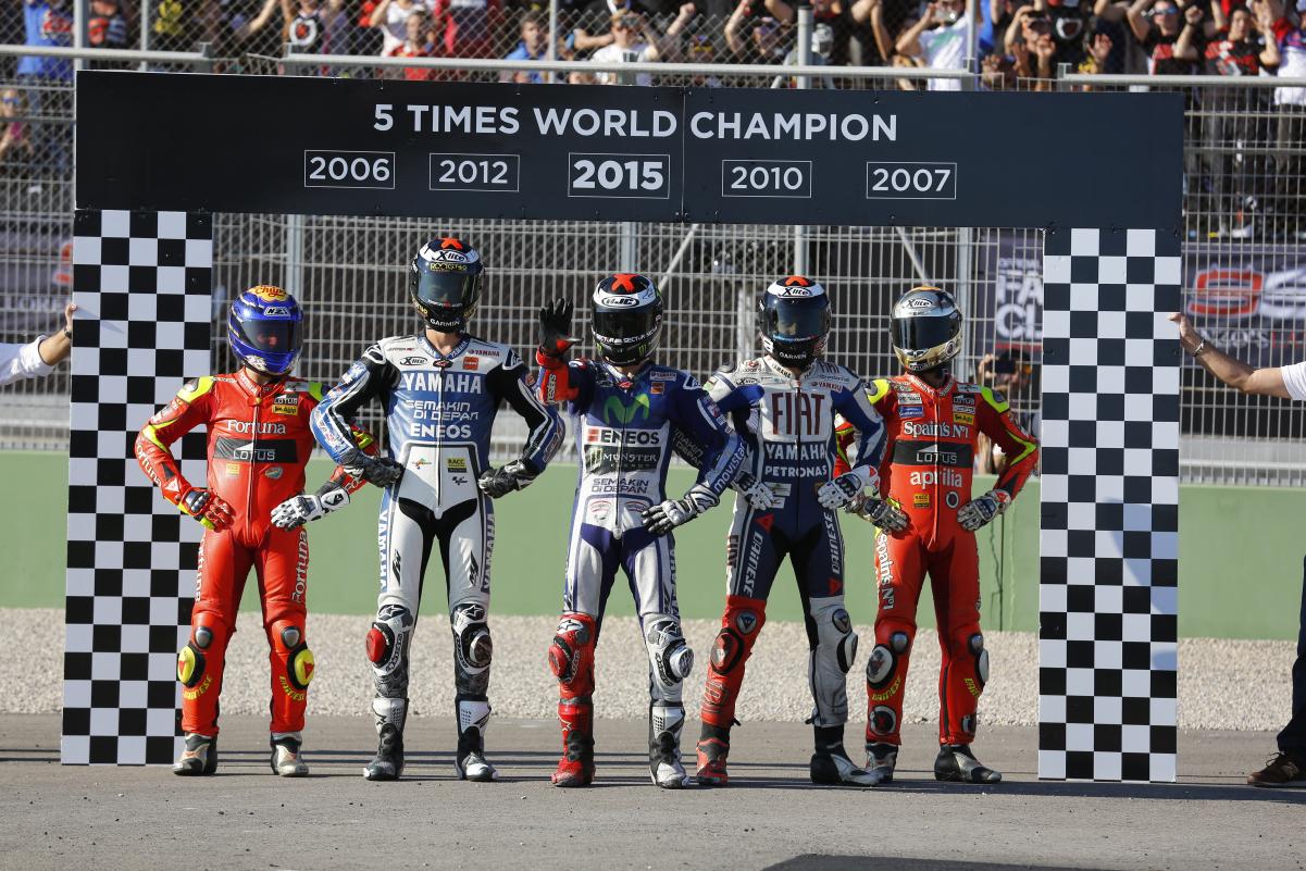 Jorge Lorenzo celebrant son titre de Champion du Monde MotoGP 2015 sur le circuit de Valencia