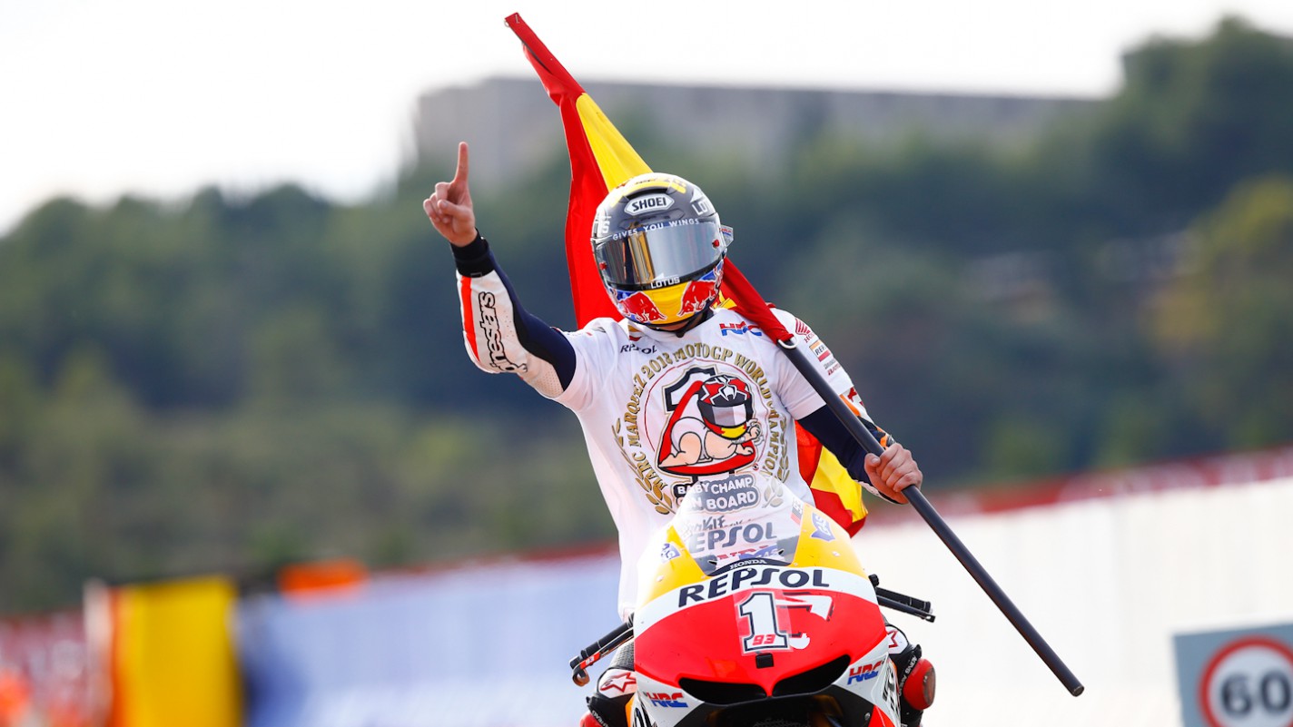 Marc Marquez celebrant son titre de Champion du Monde MotoGP 2013 sur le circuit de Valencia