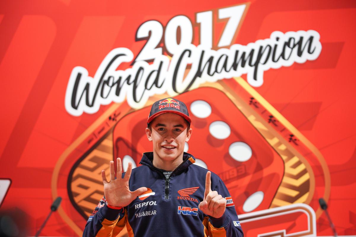 Marc Marquez celebrant son titre de Champion du Monde MotoGP 2017 sur le circuit de Valencia