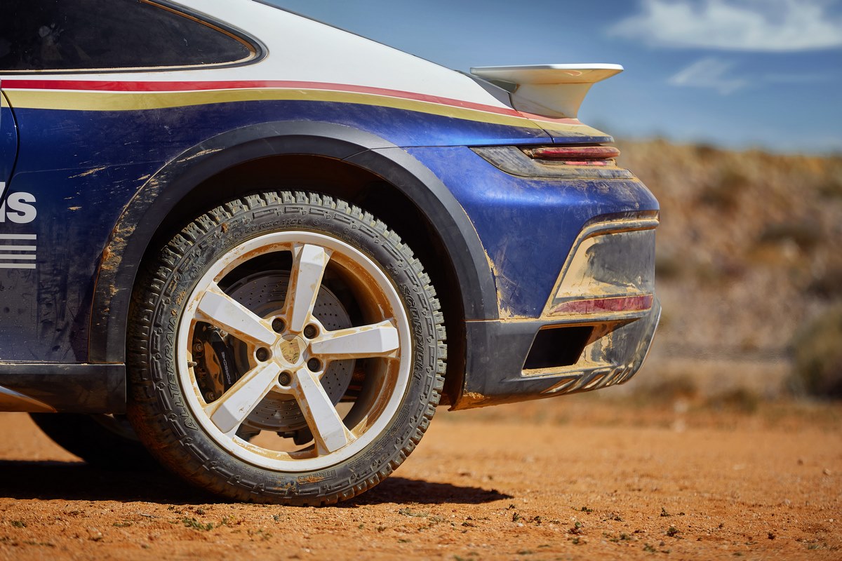 La nouvelle Porsche 911 Dakar photographiée dans le desert