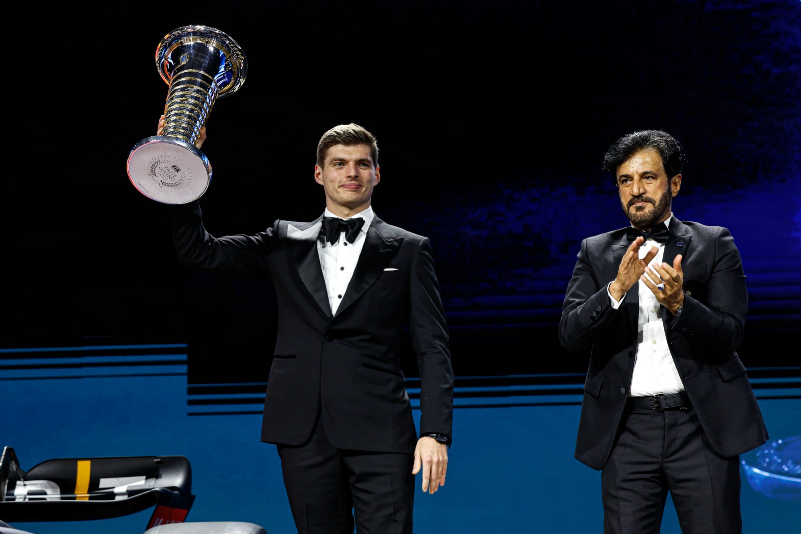 Max verstappen recevant son trophée du Champion du Monde de F1