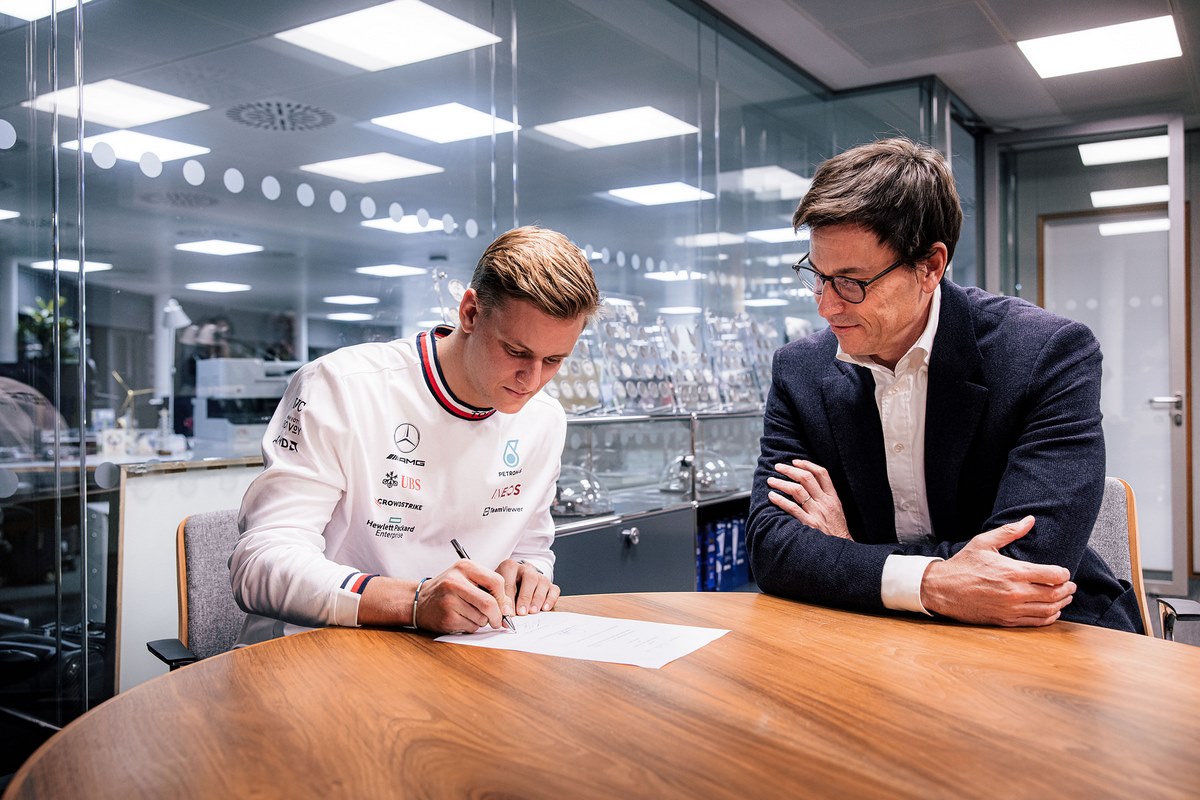 Mick Schumacher signe son contrat Mercedes avec Toto Wolff