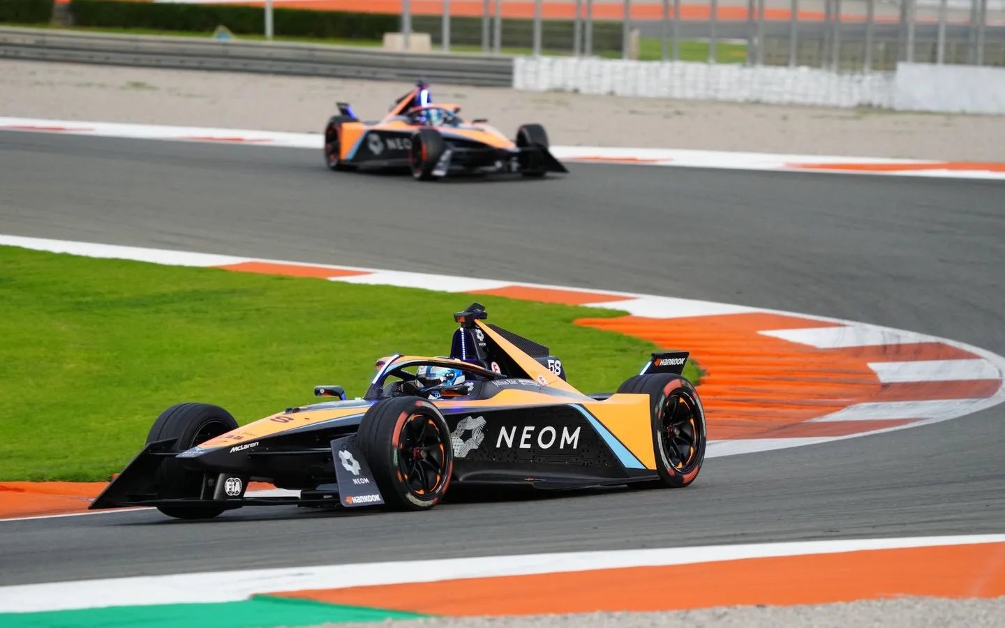 Les deux McLaren NEOM en piste aux essais de Valencia