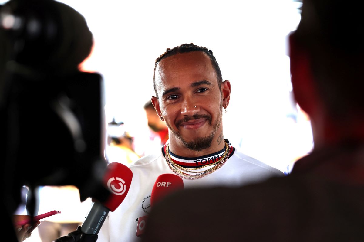 Lewis Hamilton pendant une interview en Espagne