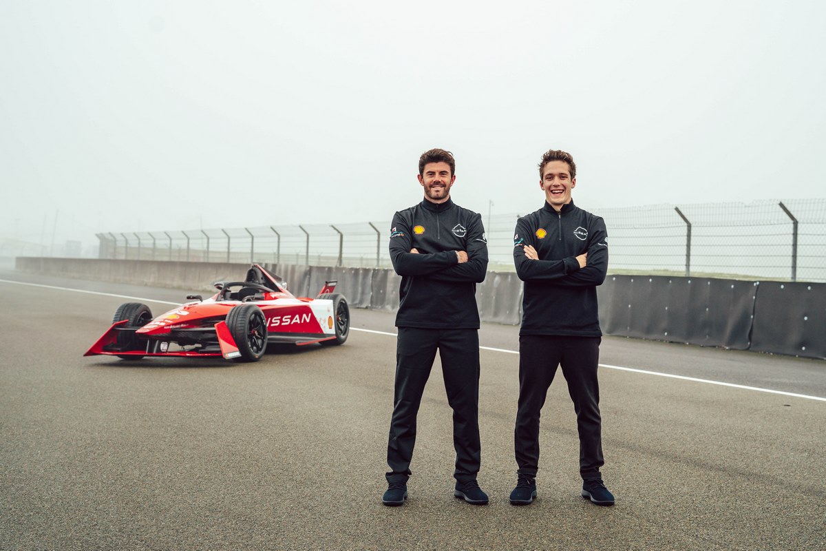 Norman Naton et Sacha Fenestraz devant leur nouvelle Nissan en Formule E