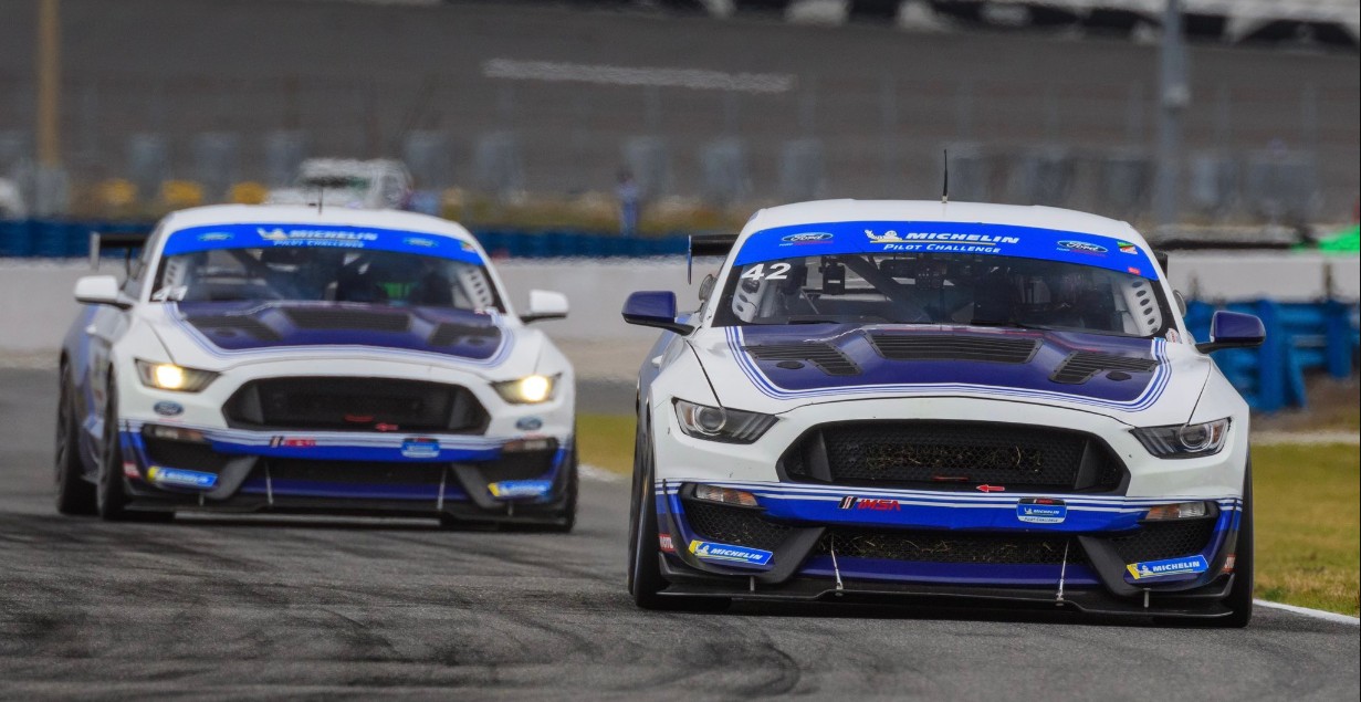 Ford Mustang GT4 pendant le Michelin Pilot Challenge