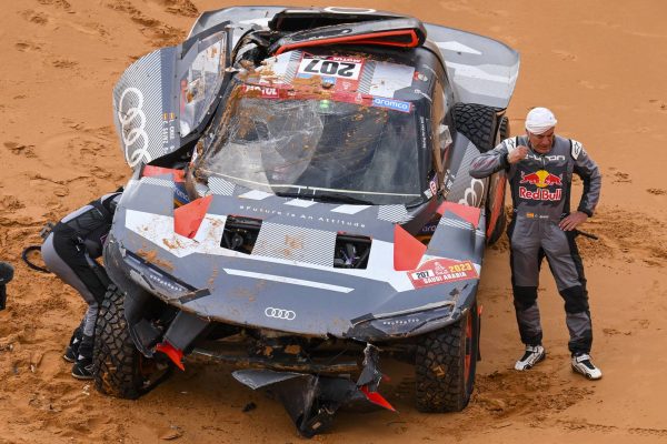 Dakar 2023 : l'Audi de Sainz est non réparable, il abandonne !
