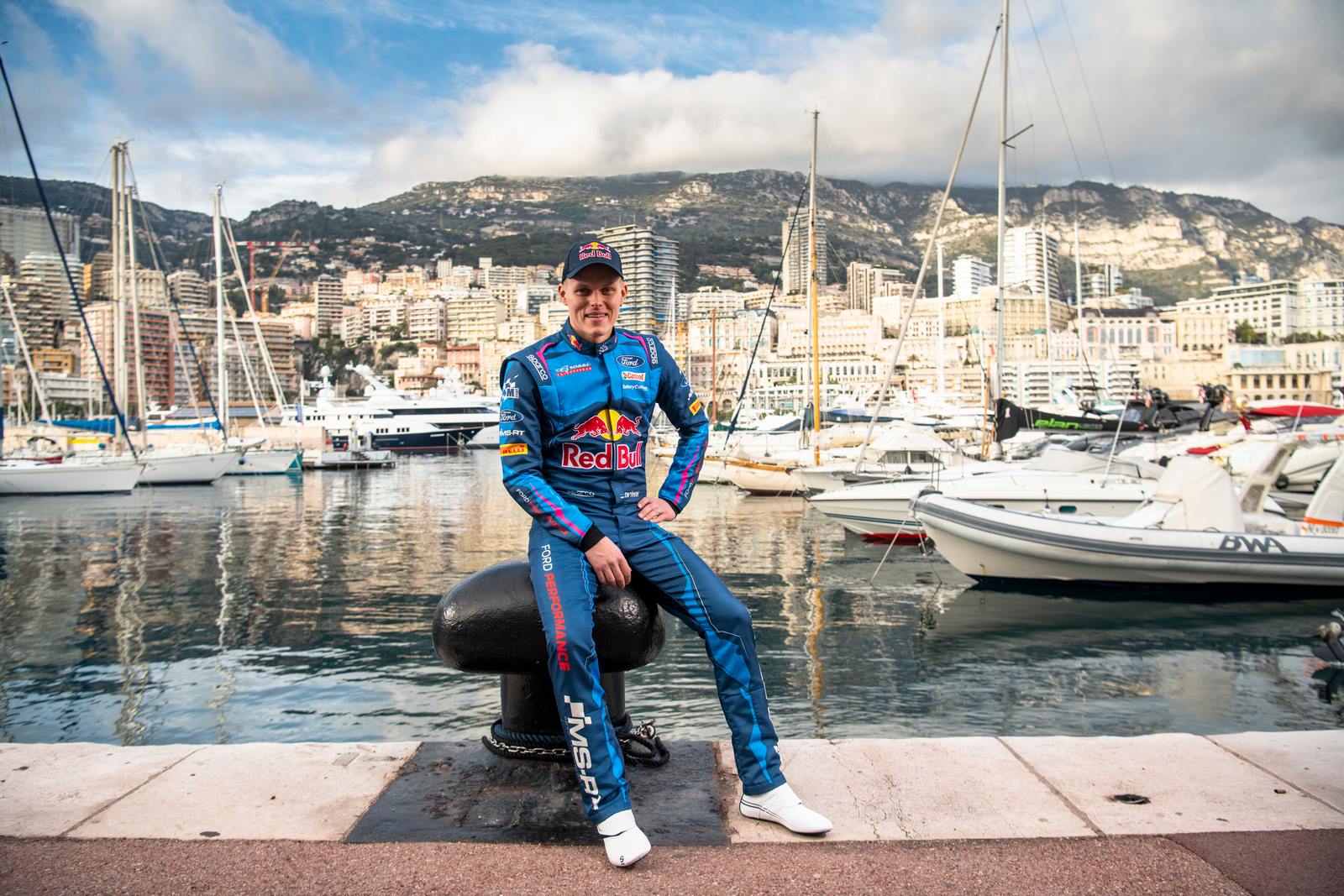 Ott Tänak sur le port de Monaco avec sa nouvelle combinaison M-Sport