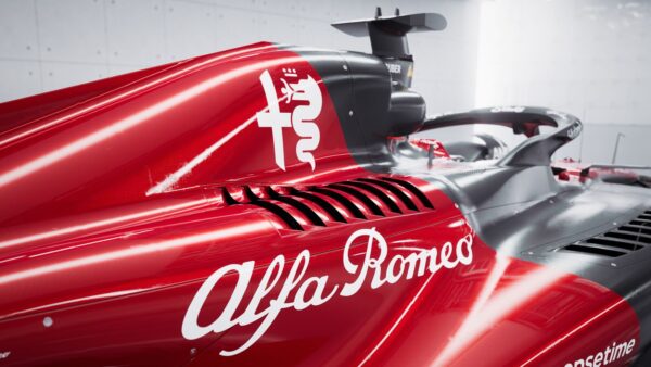 La vue sur le capot moteur / cheminée de l'Alfa Romeo C43