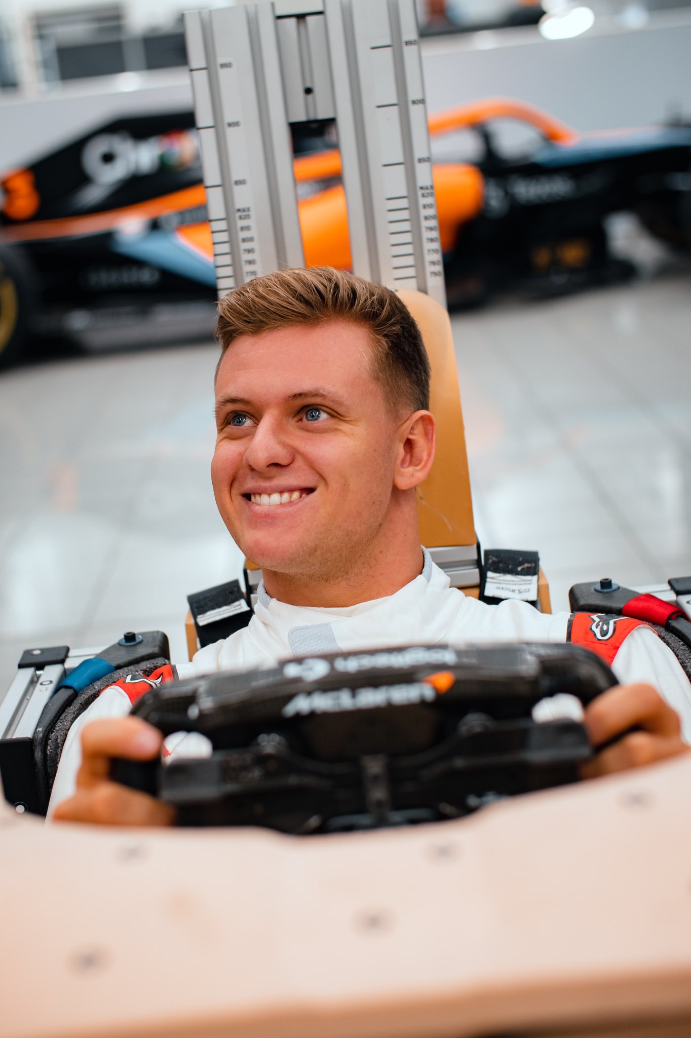 Mick Schumacher moulant son baquet chez McLaren