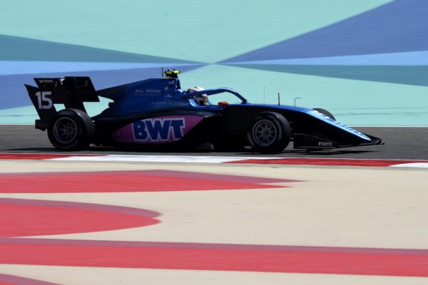Gabriele Mini réalise la pole position à Bahreïn en FIA F3