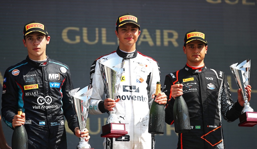 Josep Maria Marti avec Franco Colapinto et Caio Collet sur le podium de la première course de Bahrein FIA F3 2023