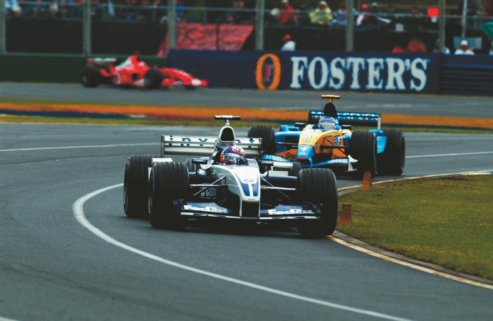 Montoya devançant une Renault au GP d'Australie 2003
