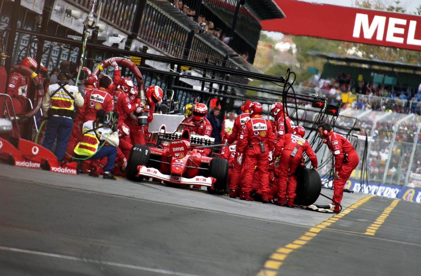 Une Ferrari aux stands à Melbourne 2003
