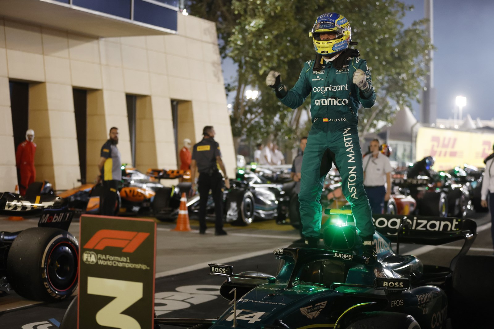 Fernando Alonso célébrant sa 3e place au GP de Bahreïn 2023