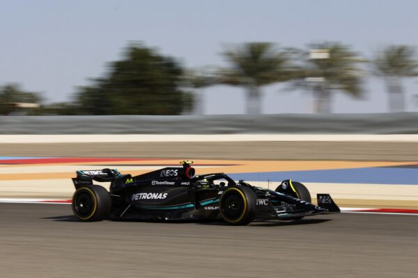 Hamilton dément les rumeurs d'un Plan B pour la Mercedes W14