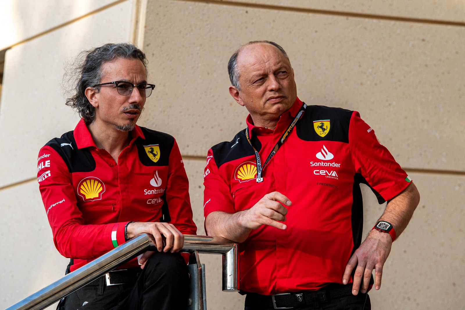 Laurent Mekies et Frédéric Vasseur discutent dans le paddock de Bahreïn 2023