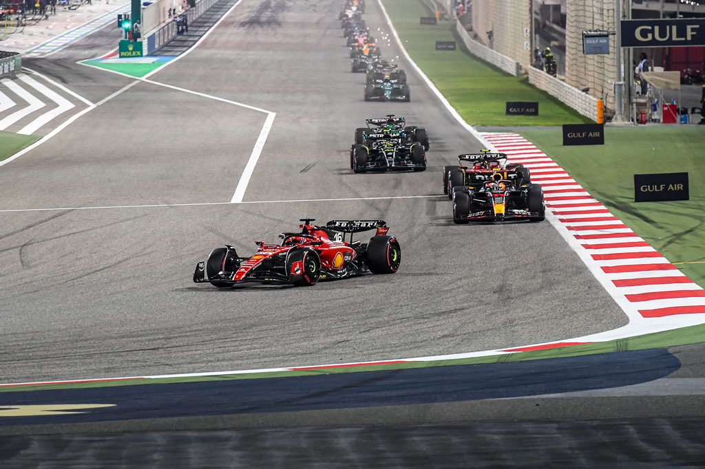 Leclerc à l'avant du peloton des premiers tours du GP de Bahreïn 2023
