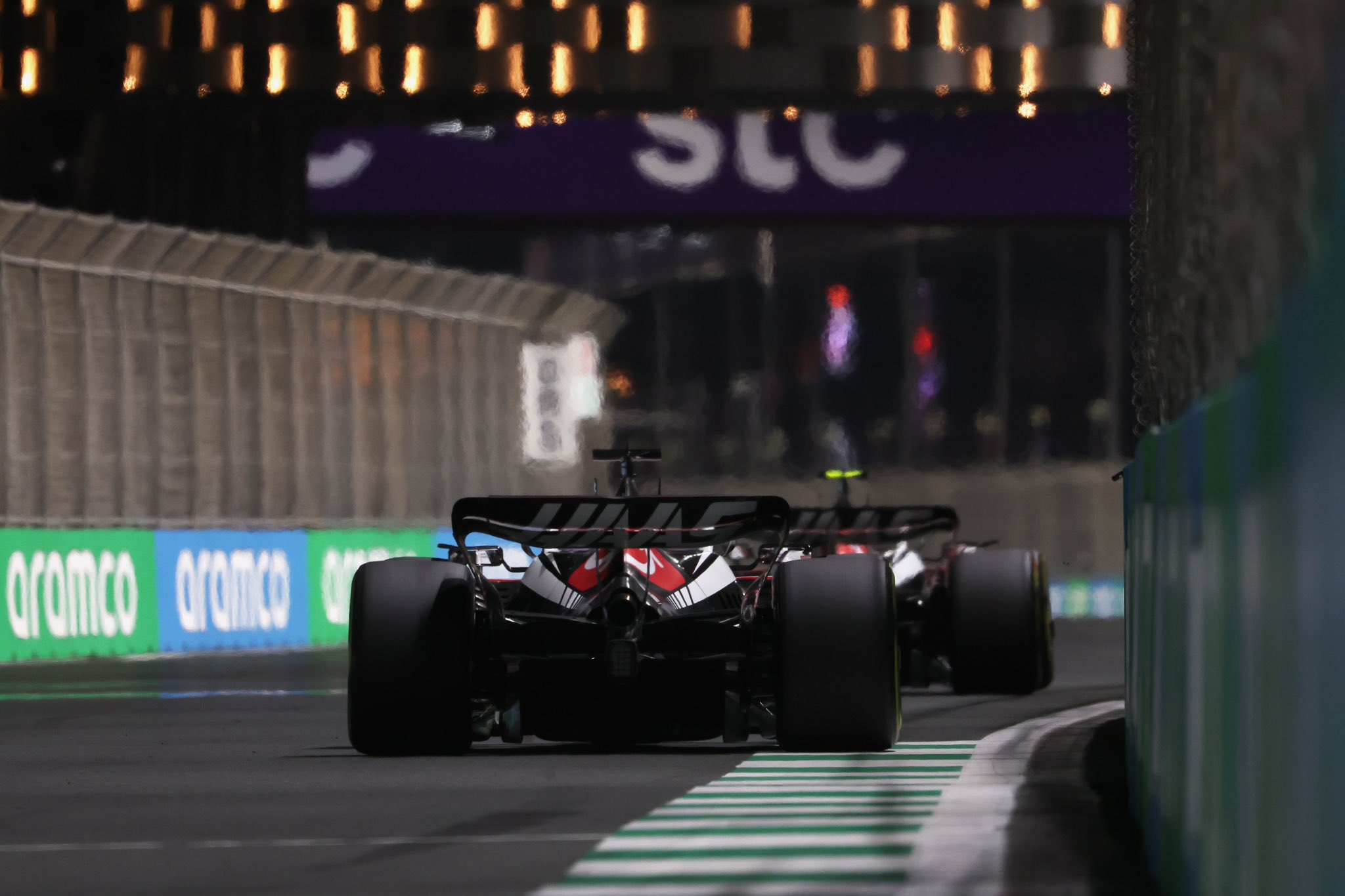 Les deux Haas F1 Team à la parade au Grand Prix d'Arabie saoudite