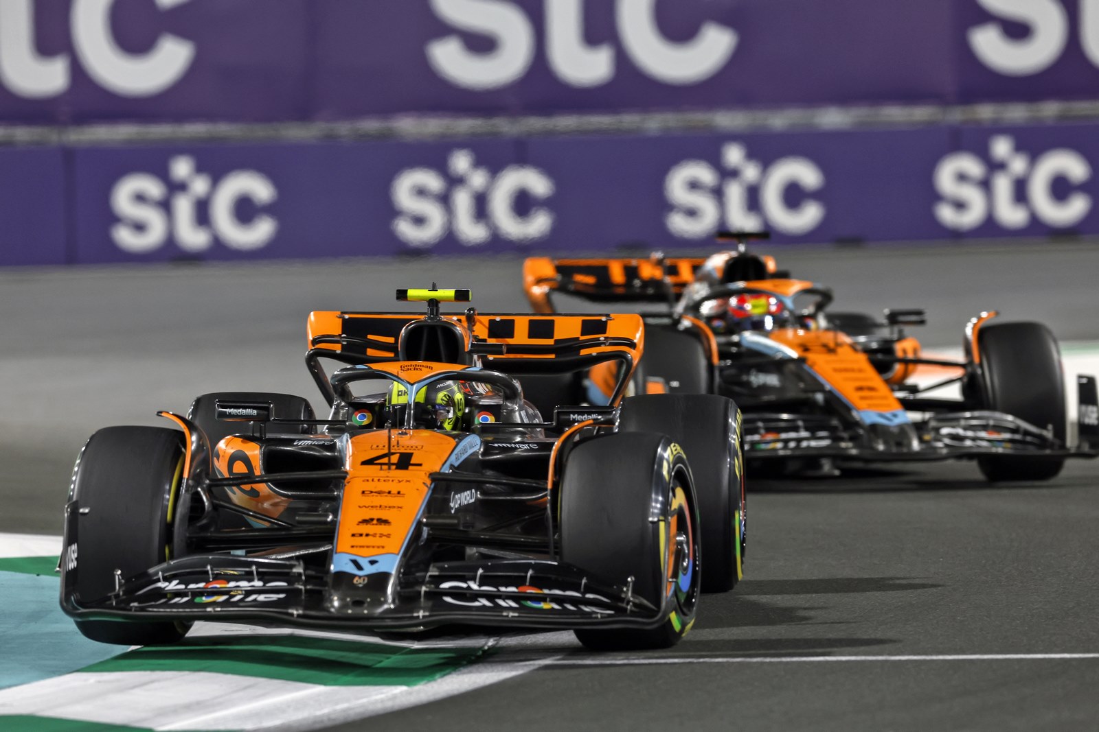 Les deux McLaren de Lando Norris et Oscar Piastri en piste à Jeddah 2023