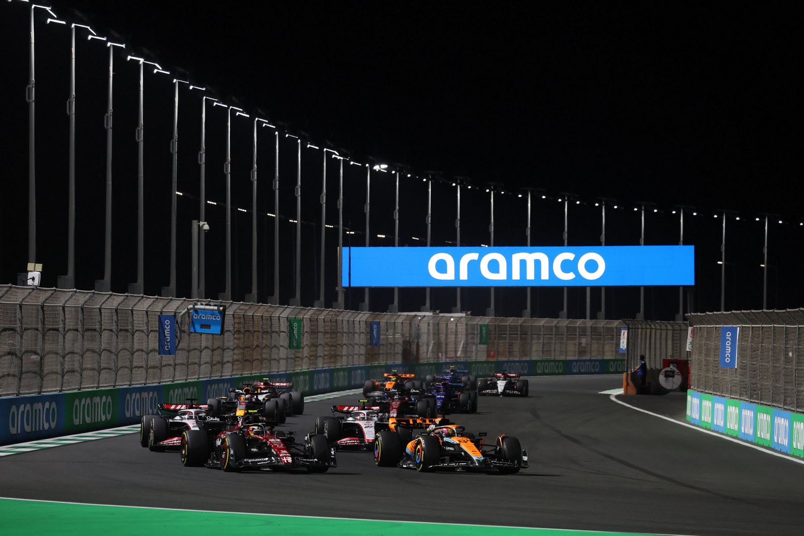 Les McLaren dans le peloton au GP d'Arabie saoudite