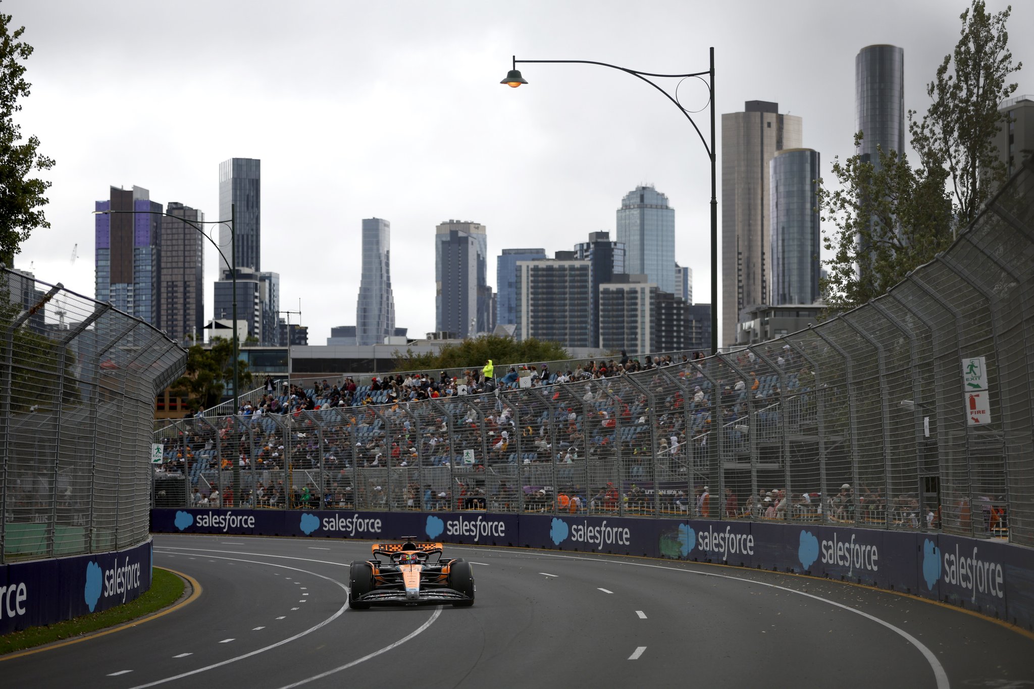 La McLaren aux EL2 au GP d'Australie sous un ciel chargé