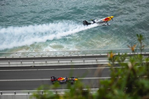 Oracle Red Bull Racing and the RB7 with Matt Hall at Sea Cliff Bridge,