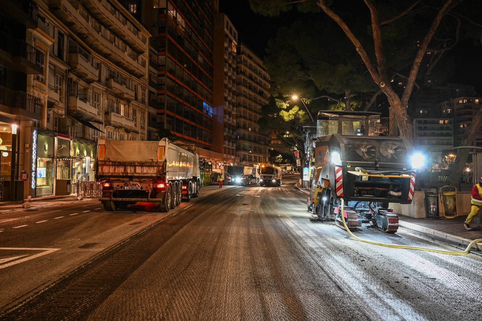 Les travaux de rénovation de la piste lors de la préparation du Grand Prix de Monaco