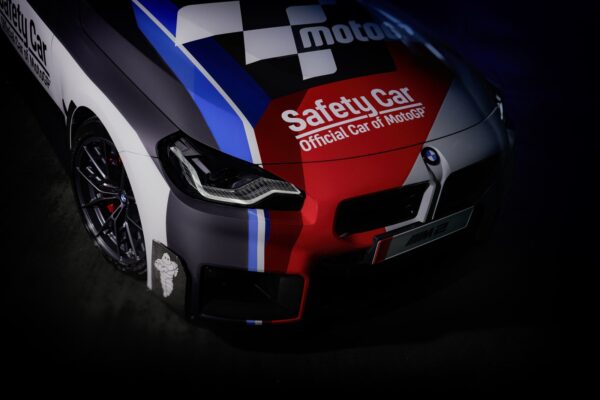 La nouvelle BMW M2 Safety-Car pour le MotoGP photographiée en studio