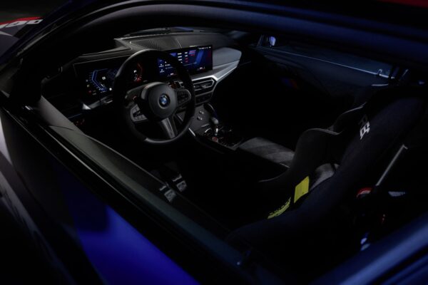 La nouvelle BMW M2 Safety-Car pour le MotoGP photographiée en studio