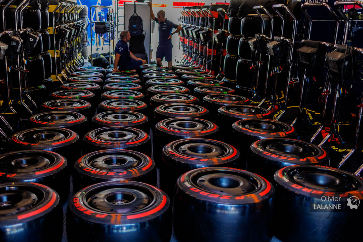 Les pneus Pirelli assemblés dans le paddock
